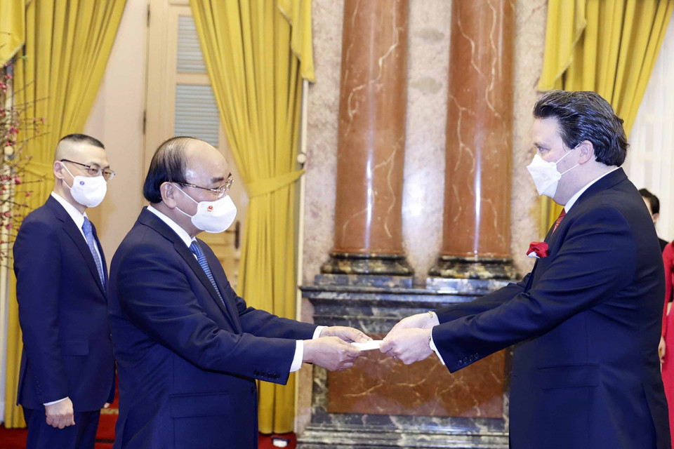 Chiều 11/2/2022, tại Phủ Chủ tịch, Chủ tịch nước Nguyễn Xuân Phúc nhận Quốc thư của Đại sứ Hoa Kỳ Marc Evans Knapper. (Ảnh: Thống Nhất/TTXVN)