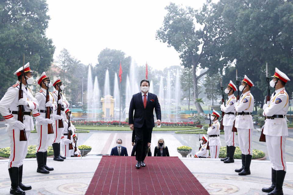 Chiều 11/2/2022, tại Phủ Chủ tịch, Chủ tịch nước Nguyễn Xuân Phúc nhận Quốc thư của Đại sứ Hoa Kỳ Marc Evans Knapper. (Ảnh: Thống Nhất/TTXVN)