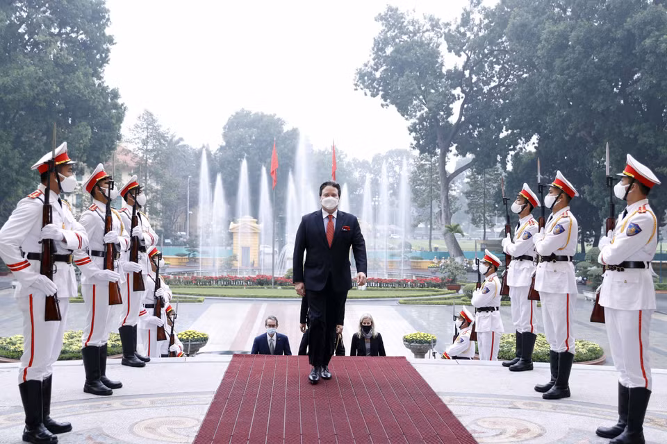 Chiều 11/2/2022, tại Phủ Chủ tịch, Chủ tịch nước Nguyễn Xuân Phúc nhận Quốc thư của Đại sứ Hoa Kỳ Marc Evans Knapper. (Ảnh: Thống Nhất/TTXVN)