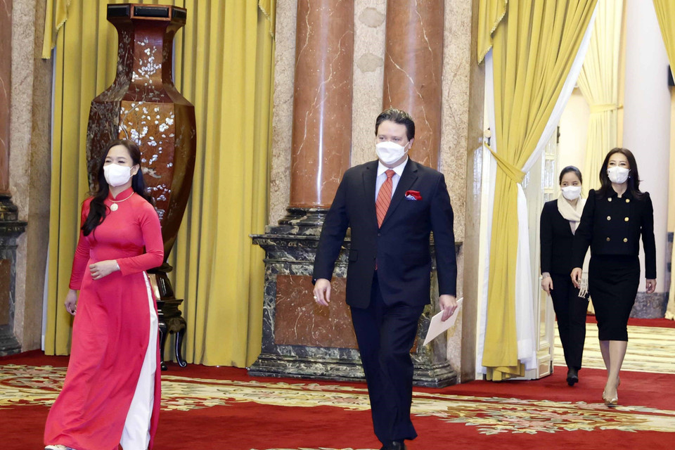 Chiều 11/2/2022, tại Phủ Chủ tịch, Chủ tịch nước Nguyễn Xuân Phúc nhận Quốc thư của Đại sứ Hoa Kỳ Marc Evans Knapper. (Ảnh: Thống Nhất/TTXVN)