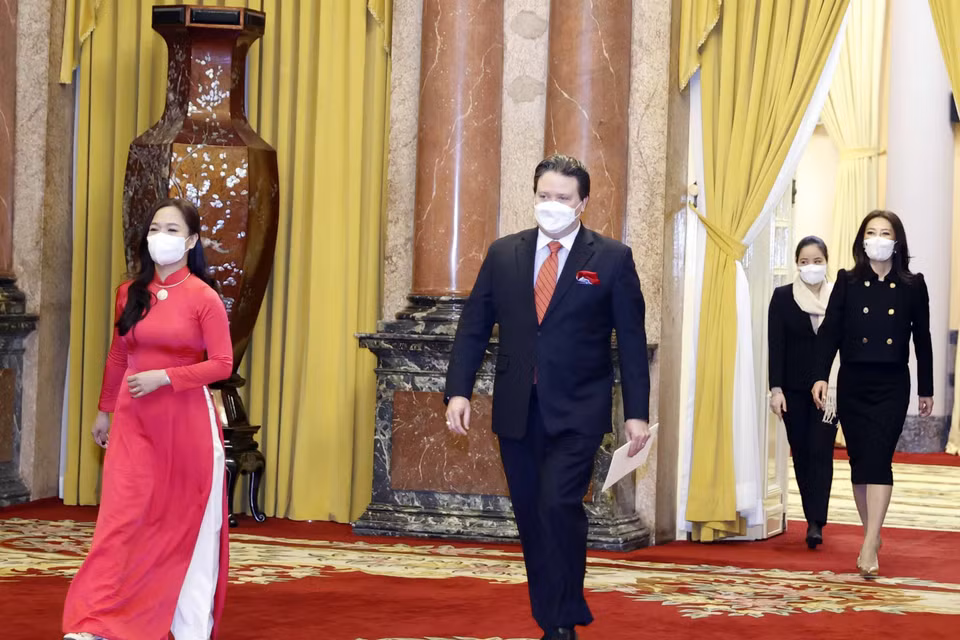 Chiều 11/2/2022, tại Phủ Chủ tịch, Chủ tịch nước Nguyễn Xuân Phúc nhận Quốc thư của Đại sứ Hoa Kỳ Marc Evans Knapper. (Ảnh: Thống Nhất/TTXVN)