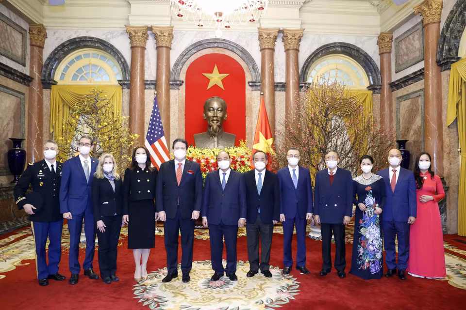 Chiều 11/2/2022, tại Phủ Chủ tịch, Chủ tịch nước Nguyễn Xuân Phúc nhận Quốc thư của Đại sứ Hoa Kỳ Marc Evans Knapper. (Ảnh: Thống Nhất/TTXVN)