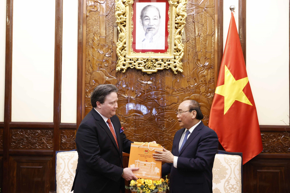 Chiều 11/2/2022, tại Phủ Chủ tịch, Chủ tịch nước Nguyễn Xuân Phúc nhận Quốc thư của Đại sứ Hoa Kỳ Marc Evans Knapper. (Ảnh: Thống Nhất/TTXVN)