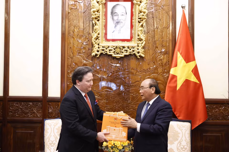 Chiều 11/2/2022, tại Phủ Chủ tịch, Chủ tịch nước Nguyễn Xuân Phúc nhận Quốc thư của Đại sứ Hoa Kỳ Marc Evans Knapper. (Ảnh: Thống Nhất/TTXVN)