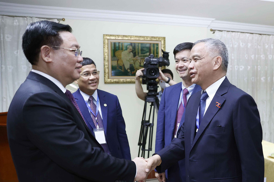 Chủ tịch Quốc hội Vương Đình Huệ với đại biểu. (Ảnh: Doãn Tấn/TTXVN)