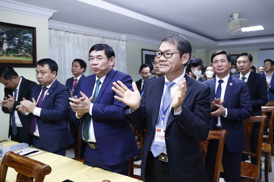 Cac đại biểu dự cuộc gặp chào mừng Chủ tịch Quốc hội Vương Đình Huệ tham dự buổi gặp gỡ cộng đồng doanh nghiệp Việt Nam tại Lào. (Ảnh: Doãn Tấn/TTXVN)