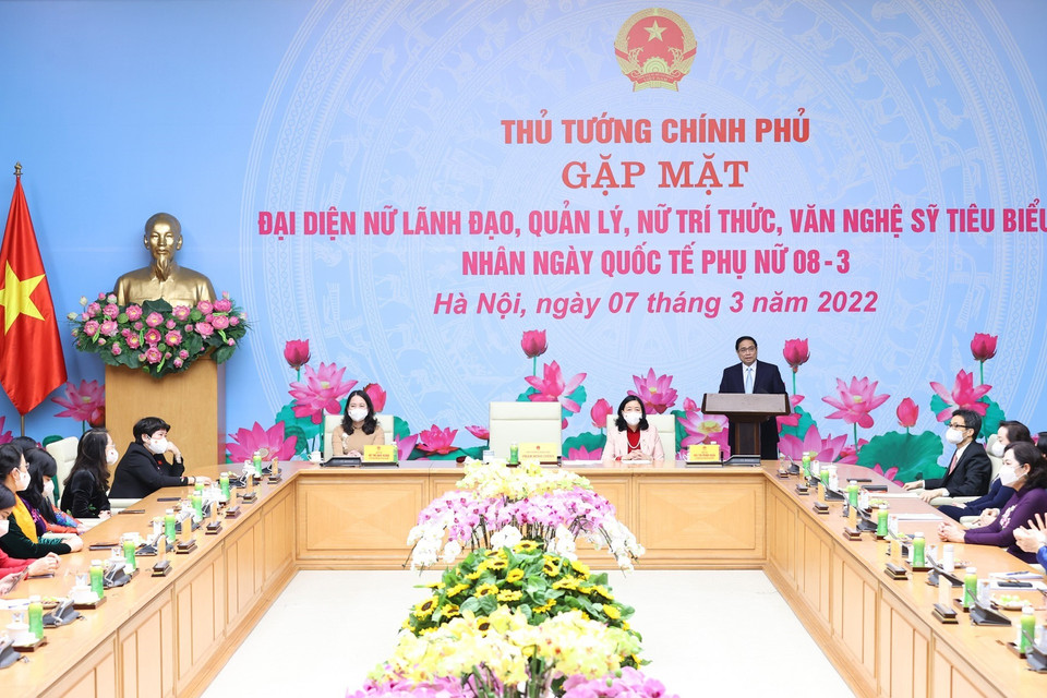 Sáng 7/3/2022, tại Hà Nội, Thủ tướng Phạm Minh Chính gặp mặt, chúc mừng đại diện nữ lãnh đạo, quản lý, trí thức và văn nghệ sỹ tiêu biểu nhân Kỷ niệm 112 năm Ngày Quốc tế Phụ nữ 8/3. (Ảnh: Dương Giang/TTXVN)