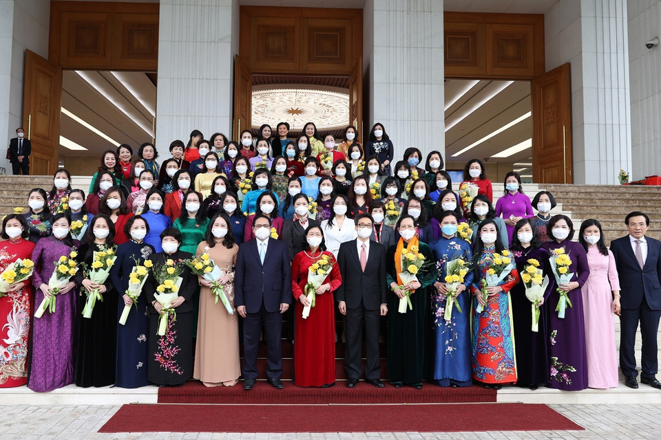 Thủ tướng Phạm Minh Chính với các đại diện nữ lãnh đạo quản lý, trí thức và văn nghệ sỹ tiêu biểu. (Ảnh: Dương Giang/TTXVN)