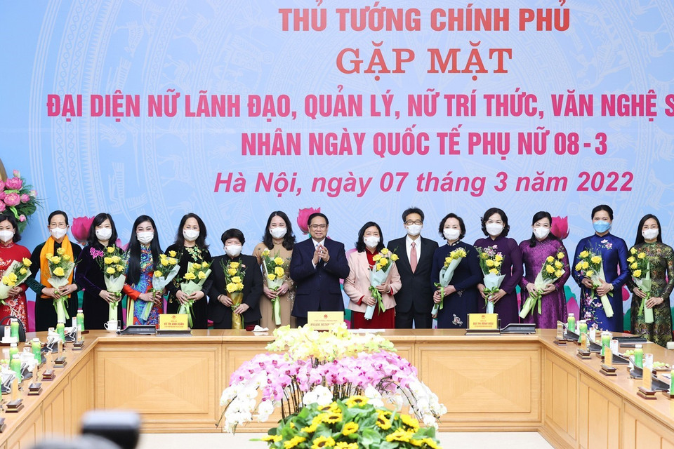 Thủ tướng Phạm Minh Chính tặng hoa các đại diện nữ lãnh đạo quản lý, trí thức và văn nghệ sỹ tiêu biểu. (Ảnh: Dương Giang/TTXVN)