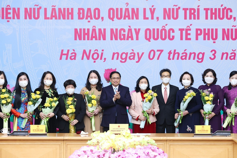 Thủ tướng Phạm Minh Chính tặng hoa các đại diện nữ lãnh đạo quản lý, trí thức và văn nghệ sỹ tiêu biểu. (Ảnh: Dương Giang/TTXVN)