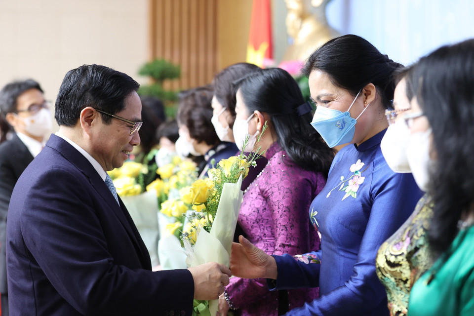 Thủ tướng Phạm Minh Chính tặng hoa các đại diện nữ lãnh đạo quản lý, trí thức và văn nghệ sỹ tiêu biểu. (Ảnh: Dương Giang/TTXVN)