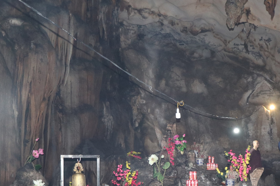 Cảnh vật bên trong động Đền Trung chùa Hang São. (Ảnh: Việt Dũng/TTXVN)