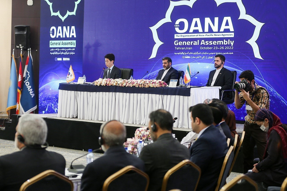 Đoàn Chủ tịch Đại hội đồng OANA 18 gồm Bộ trưởng Bộ Văn hóa và Hướng dẫn Hồi giáo Iran Mohammad Mehdi Esmali, Giám đốc điều hành hãng IRNA (Iran) Ali Naderi, Giám đốc điều hành hãng Yonhap (Hàn Quốc) Hyeonjun Kim. (Ảnh: TTXVN phát)