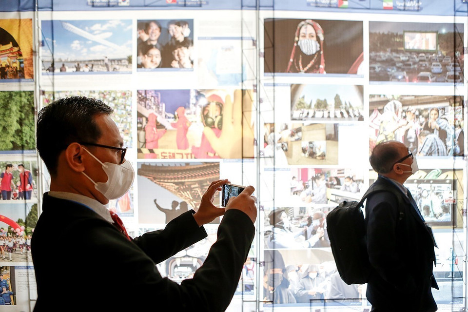 Các đại biểu tham quan Triển lãm ảnh "Cuộc sống sau đại dịch COVID-19" trong khuôn khổ Đại hội đồng OANA lần thứ 18. (Ảnh: TTXVN phát)