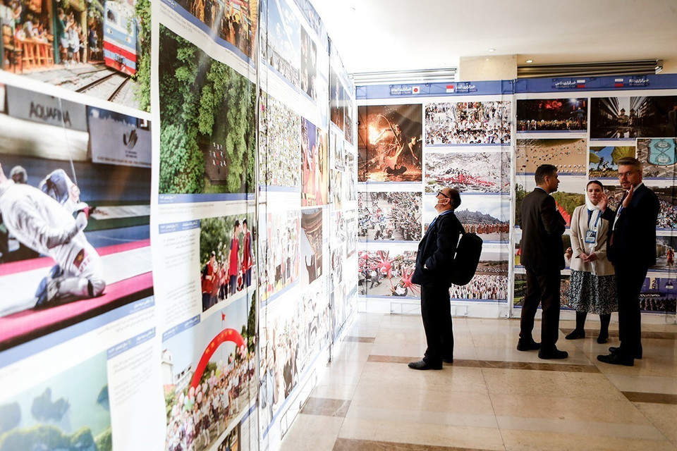 Các đại biểu tham quan Triển lãm ảnh "Cuộc sống sau đại dịch COVID-19" trong khuôn khổ Đại hội đồng OANA lần thứ 18. (Ảnh: TTXVN phát)