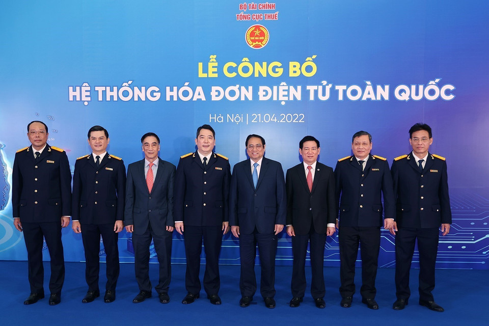 Thủ tướng Phạm Minh Chính với lãnh đạo Bộ Tài chính và Tổng Cục thuế. (Ảnh: Dương Giang/TTXVN)