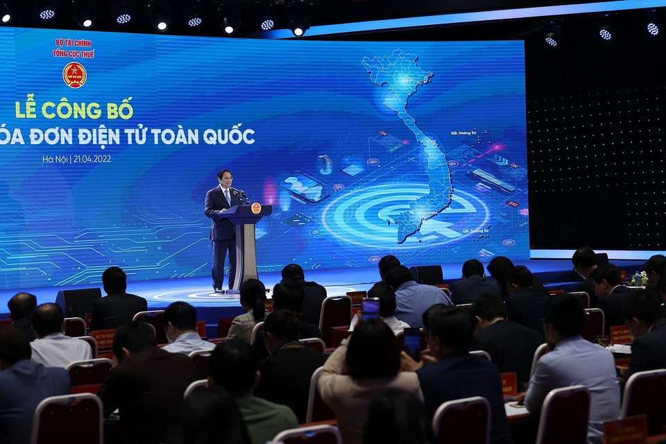 Thủ tướng Phạm Minh Chính và lãnh đạo Bộ Tài chính và Tổng Cục thuế thực hiện nghi thức kích hoạt Hệ thống hoá đơn điện tử toàn quốc. (Ảnh: Dương Giang/TTXVN)