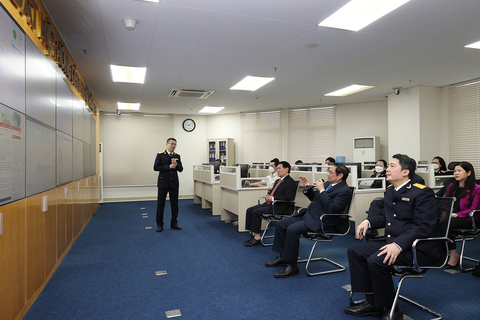 Thủ tướng Phạm Minh Chính thăm Trung tâm giám sát hệ thống công nghệ thông tin của Tổng Cục thuế. (Ảnh: Dương Giang/TTXVN)