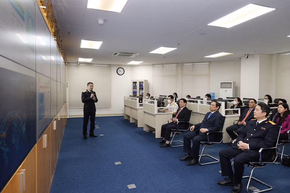 Thủ tướng Phạm Minh Chính thăm Trung tâm giám sát hệ thống công nghệ thông tin của Tổng Cục thuế. (Ảnh: Dương Giang/TTXVN)