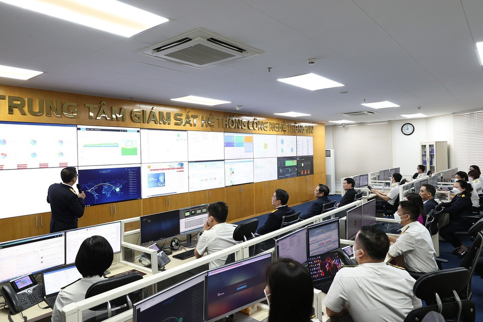 Thủ tướng Phạm Minh Chính thăm Trung tâm giám sát hệ thống công nghệ thông tin của Tổng Cục thuế. (Ảnh: Dương Giang/TTXVN)