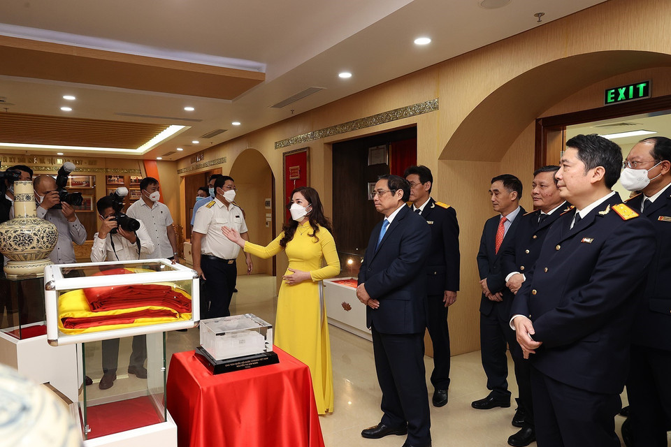 Thủ tướng Phạm Minh Chính tham quan Phòng truyền thống của Tổng Cục thuế. (Ảnh: Dương Giang/TTXVN)