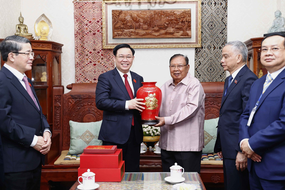 Chủ tịch Quốc hội Vương Đình Huệ tặng quà lưu niệm cho nguyên Tổng Bí thư, nguyên Chủ tịch nước Lào Bounnhang Vorachith. (Ảnh: Doãn Tấn/TTXVN)