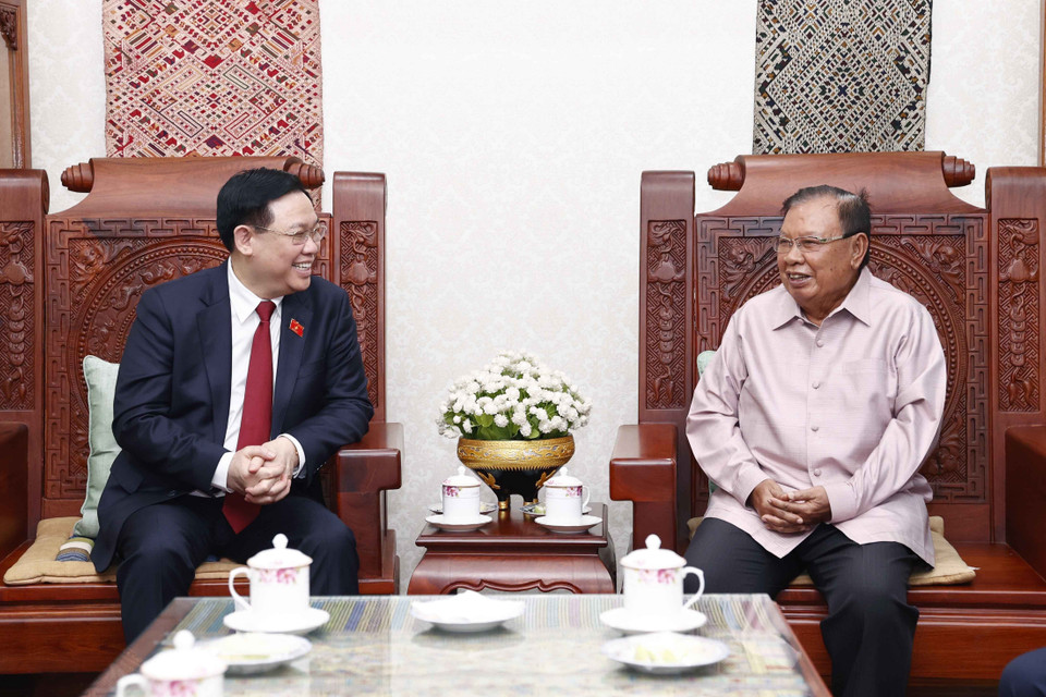 Chủ tịch Quốc hội Vương Đình Huệ hỏi thăm ông Bounnhang Vorachith, nguyên Tổng Bí thư, nguyên Chủ tịch nước Lào. (Ảnh: Doãn Tấn/TTXVN)