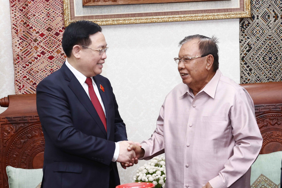 Chủ tịch Quốc hội Vương Đình Huệ hỏi thăm ông Bounnhang Vorachith, nguyên Tổng Bí thư, nguyên Chủ tịch nước Lào. (Ảnh: Doãn Tấn/TTXVN)