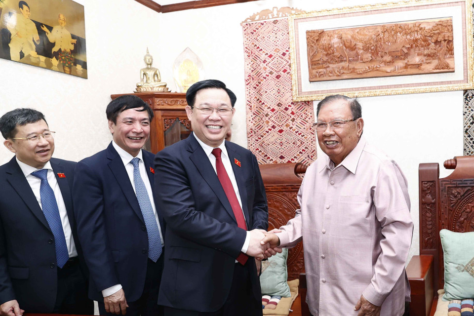 Sáng 16/5/2022, tại Thủ đô Vientiane, Chủ tịch Quốc hội Vương Đình Huệ đến nhà riêng thăm ông Bounnhang Vorachith, nguyên Tổng Bí thư, nguyên Chủ tịch nước Lào. (Ảnh: Doãn Tấn/TTXVN)