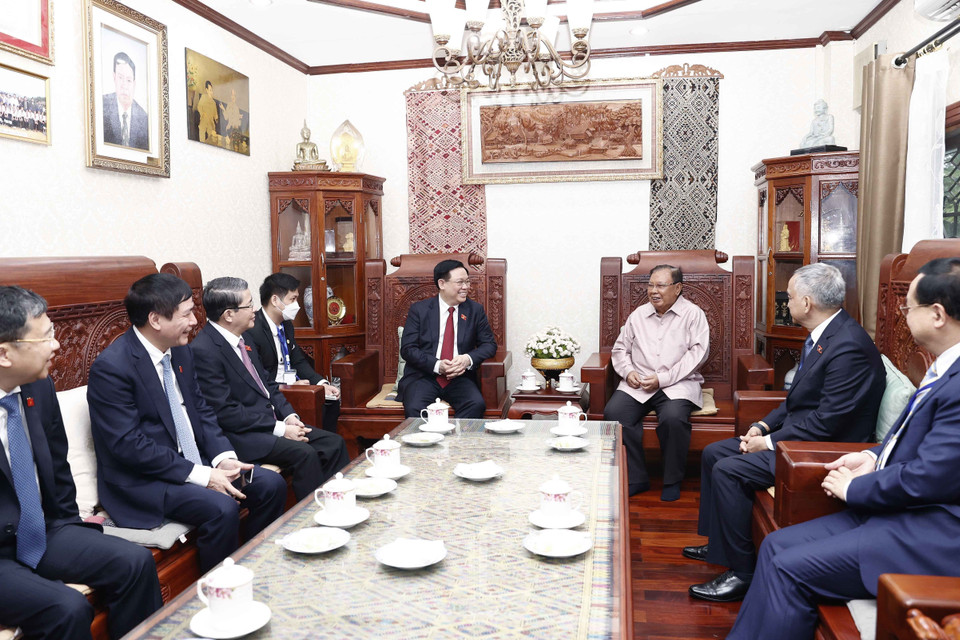 Chủ tịch Quốc hội Vương Đình Huệ và ông Bounnhang Vorachith, nguyên Tổng Bí thư, nguyên Chủ tịch nước Lào với các đại biểu. (Ảnh: Doãn Tấn/TTXVN)
