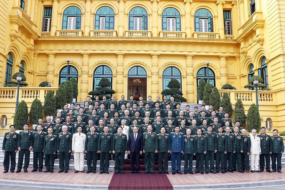 Chủ tịch nước chụp ảnh cùng các cựu chiến binh Sư đoàn 341. (Ảnh: Thống Nhất/TTXVN)