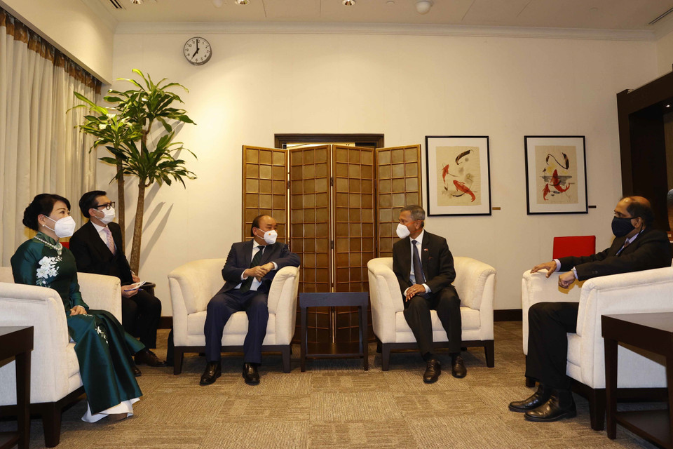 Hình ảnh Chủ tịch nước Nguyễn Xuân Phúc và Phu nhân dẫn đầu Đoàn đại biểu cấp cao Việt Nam đến Singapore. (Ảnh: Thống Nhất/TTXVN)