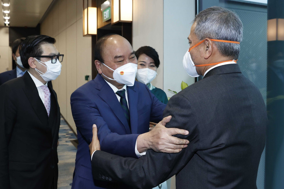 Hình ảnh Chủ tịch nước Nguyễn Xuân Phúc và Phu nhân dẫn đầu Đoàn đại biểu cấp cao Việt Nam đến Singapore. (Ảnh: Thống Nhất/TTXVN)