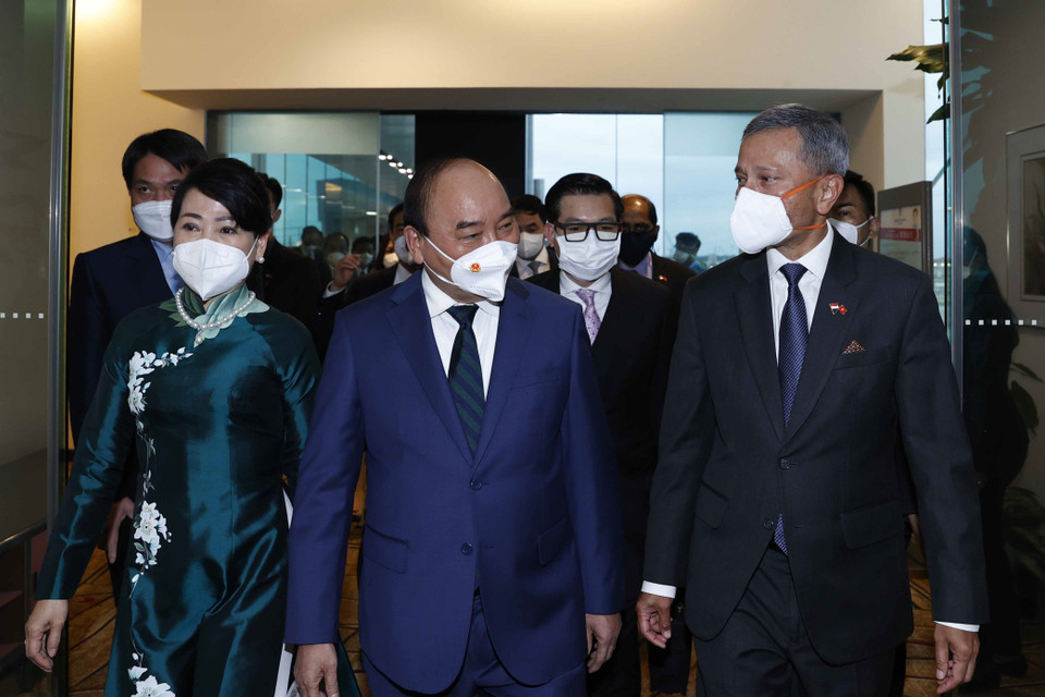 Hình ảnh Chủ tịch nước Nguyễn Xuân Phúc và Phu nhân dẫn đầu Đoàn đại biểu cấp cao Việt Nam đến Singapore. (Ảnh: Thống Nhất/TTXVN)