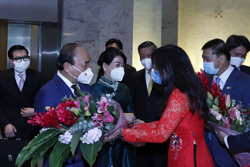 Nhận lời mời của Tổng thống Cộng hòa Singapore Halimah Yacob, chiều 24/2/2022, Chủ tịch nước Nguyễn Xuân Phúc và Phu nhân dẫn đầu Đoàn đại biểu cấp cao Việt Nam đến Singapore bắt đầu thăm cấp Nhà nước từ ngày 24 đến 26/2/2022. (Ảnh: Thống Nhất/TTXVN)