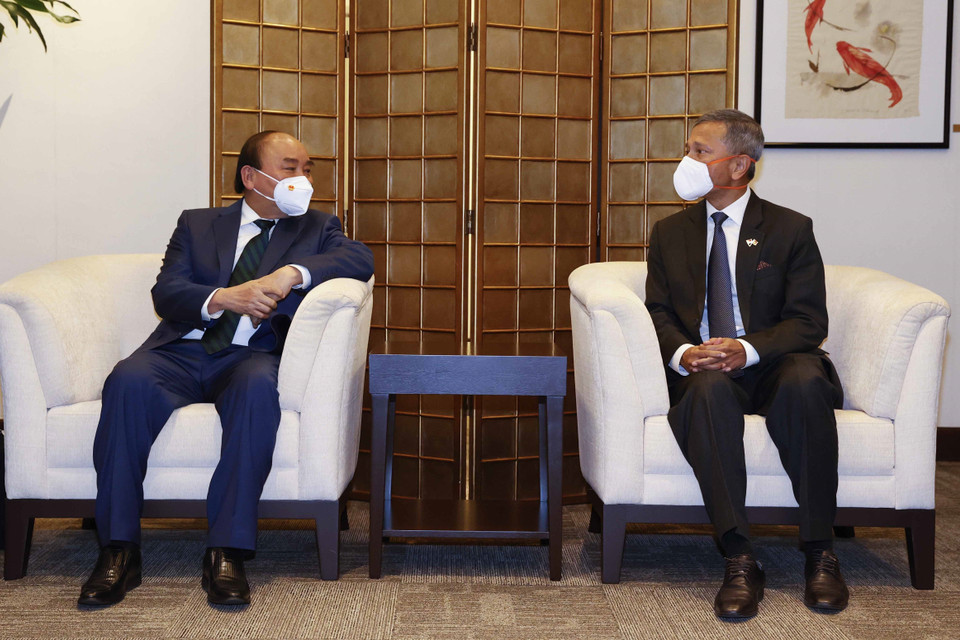 Hình ảnh Chủ tịch nước Nguyễn Xuân Phúc và Phu nhân dẫn đầu Đoàn đại biểu cấp cao Việt Nam đến Singapore. (Ảnh: Thống Nhất/TTXVN)