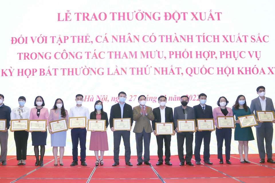 Phó Chủ tịch Quốc hội Nguyễn Khắc Định tặng Bằng khen của Chủ nhiệm Văn phòng Quốc hội cho các cá nhân có thành tích xuất sắc. (Ảnh: Doãn Tấn/TTXVN)