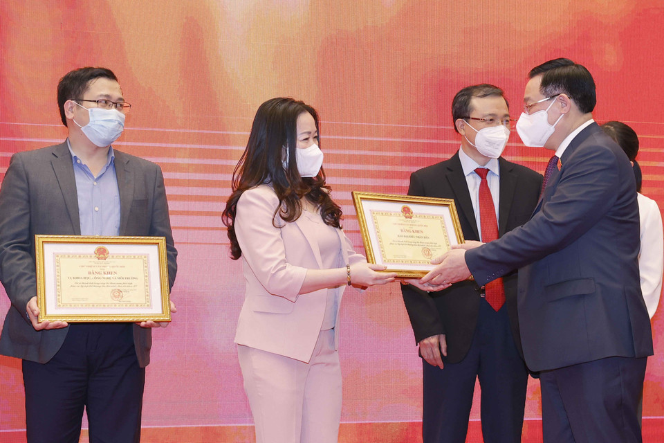 Chủ tịch Quốc hội Vương Đình Huệ trao Bằng khen của Chủ nhiệm Văn phòng Quốc hội cho các tập thể có thành tích xuất sắc. (Ảnh: Doãn Tấn/TTXVN)