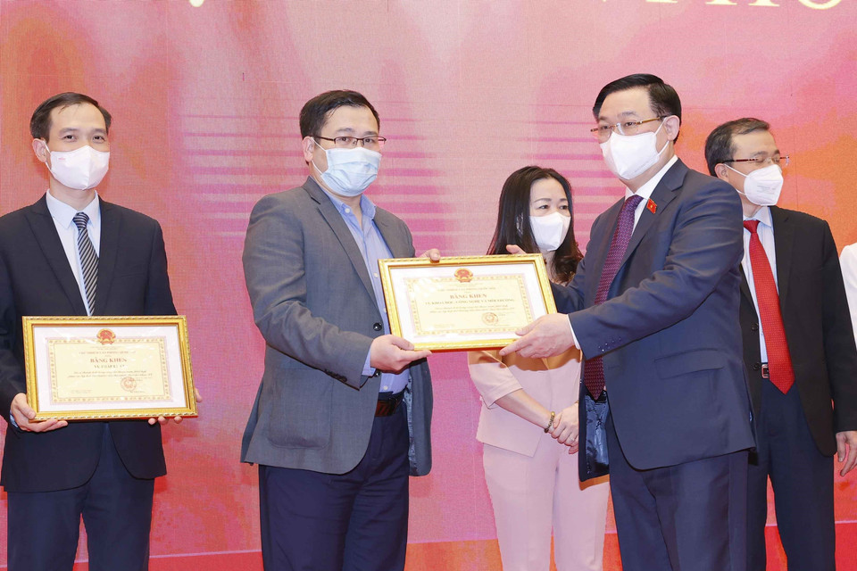 Chủ tịch Quốc hội Vương Đình Huệ trao Bằng khen của Chủ nhiệm Văn phòng Quốc hội cho các tập thể có thành tích xuất sắc. (Ảnh: Doãn Tấn/TTXVN)