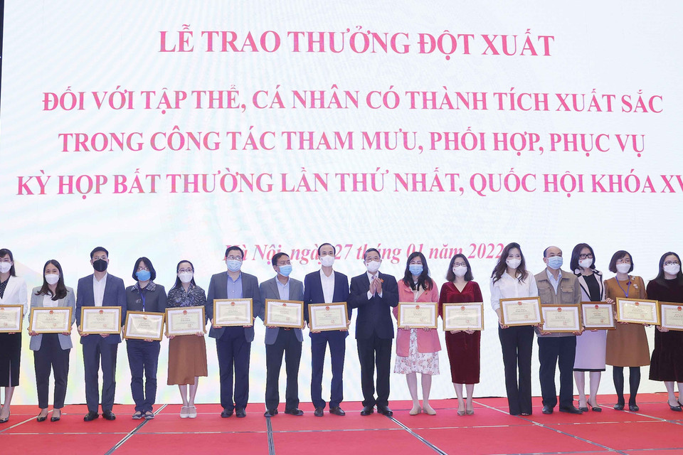 Phó Chủ tịch Quốc hội Nguyễn Đức Hải tặng Bằng khen của Chủ nhiệm Văn phòng Quốc hội cho các cá nhân có thành tích xuất sắc. (Ảnh: Doãn Tấn/TTXVN)