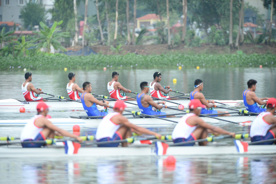 vận động viên các đội Philippines (gần), Thái Lan (giữa) và Indonesia (xa) thi đấu nội dung thuyền 4 nam hạng nặng hai mái chèo (M4X). (Ảnh: Minh Đức/TTXVN)