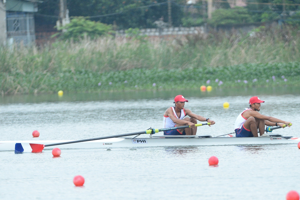 Cặp vận động viên đội tuyển Philippines thi đấu nội dung thuyền đôi nam hạng nhẹ một mái chèo (LM2-). (Ảnh: Minh Đức/TTXVN)