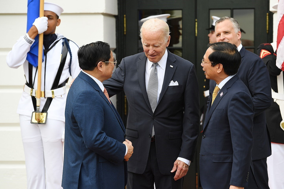Tổng thống Hoa Kỳ Joseph Robinette Biden Jr. đón Thủ tướng Phạm Minh Chính. (Ảnh: Dương Giang/TTXVN)