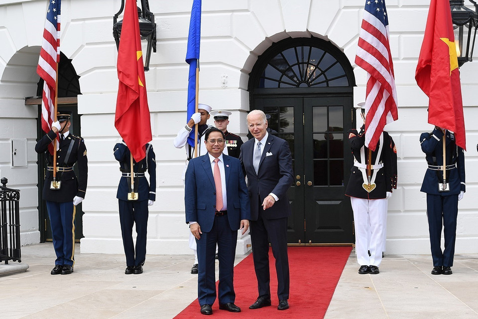 Tổng thống Hoa Kỳ Joseph Robinette Biden Jr. đón Thủ tướng Phạm Minh Chính. (Ảnh: Dương Giang/TTXVN)