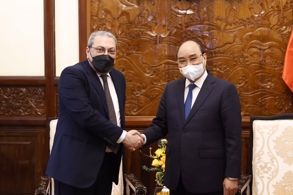 Chủ tịch nước Nguyễn Xuân Phúc tiếp Đại sứ Ai Cập Mahmoud Hassan Nayel chào từ biệt kết thúc nhiệm kỳ công tác tại Việt Nam. (Ảnh: Thống Nhất/TTXVN)