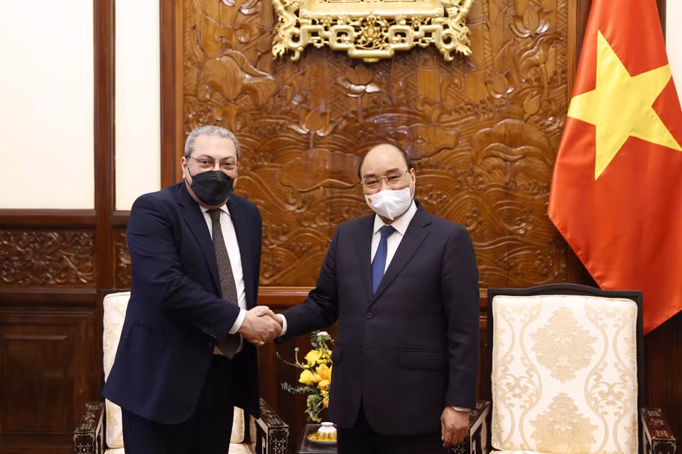 Chủ tịch nước Nguyễn Xuân Phúc tiếp Đại sứ Ai Cập Mahmoud Hassan Nayel chào từ biệt kết thúc nhiệm kỳ công tác tại Việt Nam. (Ảnh: Thống Nhất/TTXVN)