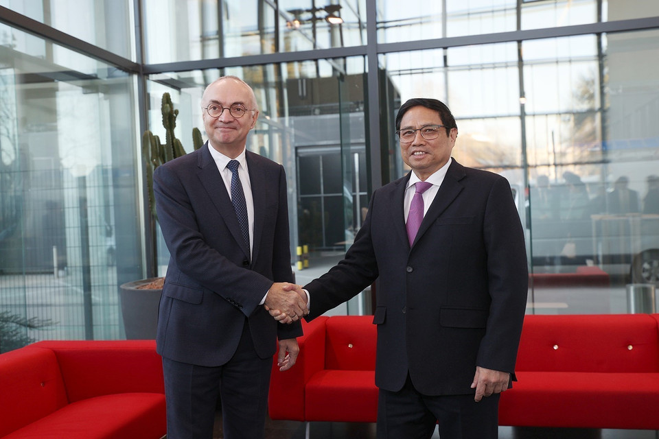 Chủ tịch kiêm Tổng Giám đốc điều hành Trung tâm IMEC Luc Van den hove chào đóng Thủ tướng Phạm Minh Chính. (Ảnh: Dương Giang/TTXVN)