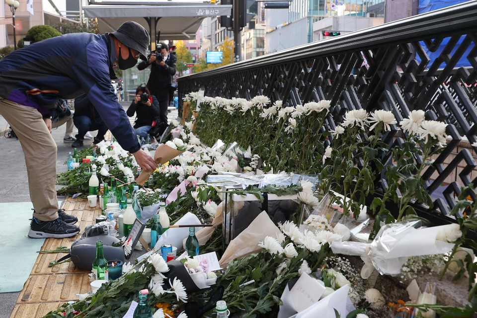 Người dân đặt hoa tưởng niệm các nạn nhân thiệt mạng trong vụ giẫm đạp tại Itaewon, Seoul, Hàn Quốc, ngày 31/10/2022. (Ảnh: Yonhap/TTXVN)