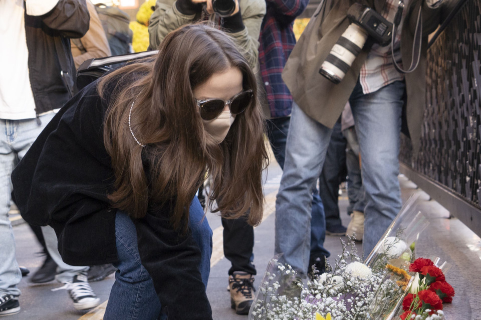 Người dân tưởng niệm các nạn nhân thiệt mạng trong vụ giẫm đạp tại Itaewon, Seoul, Hàn Quốc, ngày 30/10/2022. (Ảnh: THX/TTXVN)