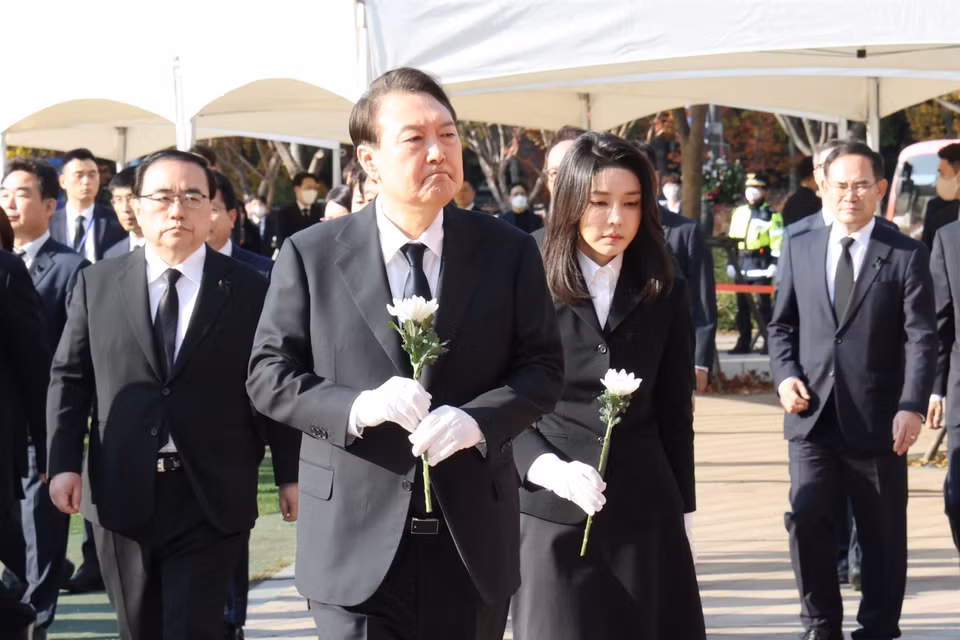 Tổng thống Hàn Quốc Yoon Suk-yeol (phía trước) đặt hoa tưởng niệm các nạn nhân thiệt mạng trong vụ giẫm đạp tại Itaewon, Seoul, ngày 31/10/2022. (Ảnh: Yonhap/TTXVN)